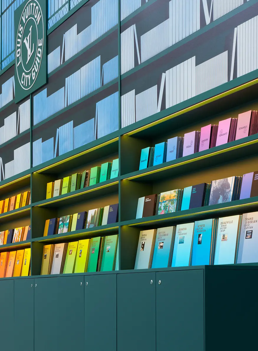 Espace bibliothèque et ouvrages en vitrine